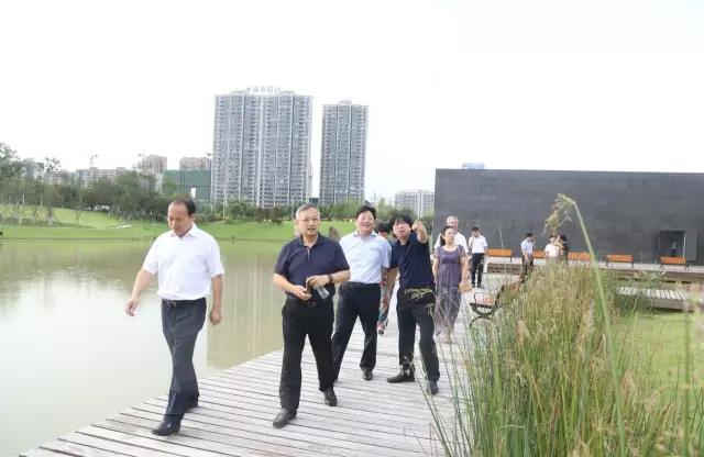 微信图片_20170817103019 湖南省人大常委会副主任王柯敏一行参观调研李自健美术馆！