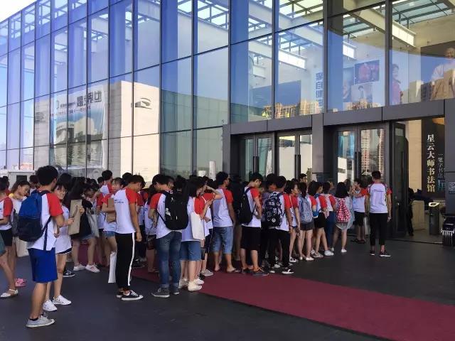 微信图片_20170723094219 大暑至 灼阳正盛 近400人学生团冒暑参观李自健美术馆