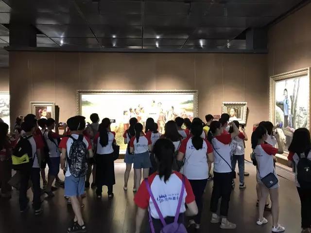 微信图片_20170723094219 大暑至 灼阳正盛 近400人学生团冒暑参观李自健美术馆