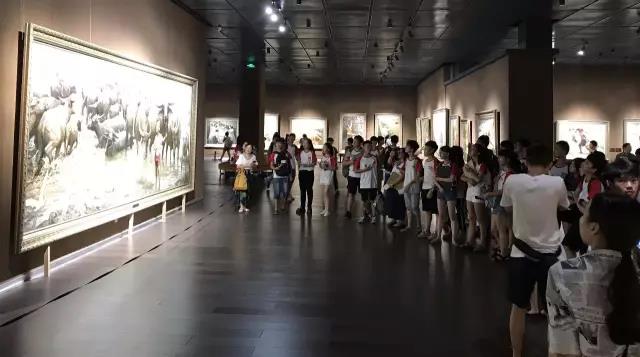 微信图片_20170723094219 大暑至 灼阳正盛 近400人学生团冒暑参观李自健美术馆